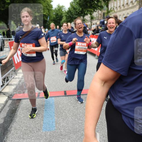 14.06.2026 - REWE Women's Run Strokosch-Dieckow http://msf.ph/oto/9778792 14.06.2026 11:03:18 Ziel 5038, 5039, 5058, 5285, 5331, 5358, 5449, 5525, 5557, 5578, 5657, 5736, 5742, 5750, 5751, 5783, 5784, 5795, 5798, 5813, 5867, 5890, 5891, 5957, 5983 meine-sportfotos.de