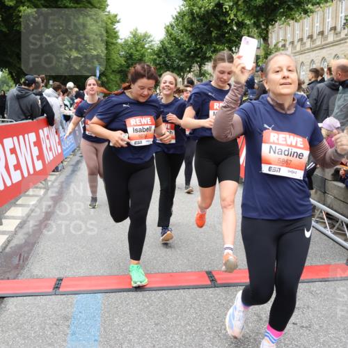 14.06.2026 - REWE Women's Run Strokosch-Dieckow http://msf.ph/oto/9778800 14.06.2026 11:03:16 Ziel 5038, 5039, 5058, 5285, 5331, 5358, 5449, 5525, 5557, 5578, 5657, 5736, 5742, 5750, 5751, 5783, 5784, 5795, 5798, 5867, 5890, 5891, 5957 meine-sportfotos.de