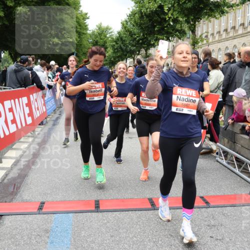 14.06.2026 - REWE Women's Run Strokosch-Dieckow http://msf.ph/oto/9778815 14.06.2026 11:03:16 Ziel 5038, 5039, 5058, 5285, 5331, 5358, 5449, 5525, 5557, 5578, 5657, 5736, 5742, 5750, 5751, 5783, 5784, 5795, 5798, 5867, 5890, 5891, 5957 meine-sportfotos.de