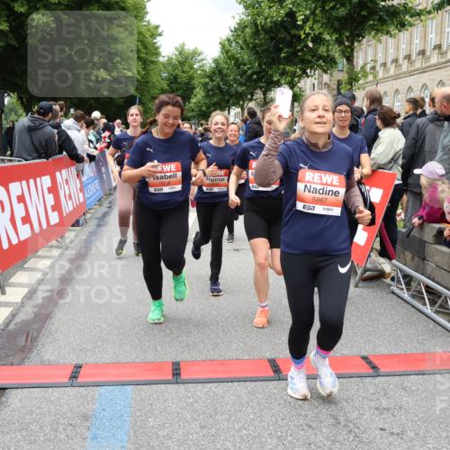 14.06.2026 - REWE Women's Run Strokosch-Dieckow http://msf.ph/oto/9778819 14.06.2026 11:03:16 Ziel 5038, 5039, 5058, 5285, 5331, 5358, 5449, 5525, 5557, 5578, 5657, 5736, 5742, 5750, 5751, 5783, 5784, 5795, 5798, 5867, 5890, 5891, 5957 meine-sportfotos.de