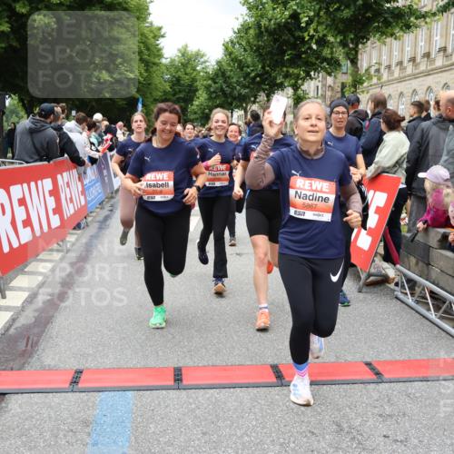 14.06.2026 - REWE Women's Run Strokosch-Dieckow http://msf.ph/oto/9778825 14.06.2026 11:03:16 Ziel 5038, 5039, 5058, 5285, 5331, 5358, 5449, 5525, 5557, 5578, 5657, 5736, 5742, 5750, 5751, 5783, 5784, 5795, 5798, 5867, 5890, 5891, 5957 meine-sportfotos.de