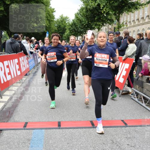 14.06.2026 - REWE Women's Run Strokosch-Dieckow http://msf.ph/oto/9778830 14.06.2026 11:03:16 Ziel 5038, 5039, 5058, 5285, 5331, 5358, 5449, 5525, 5557, 5578, 5657, 5736, 5742, 5750, 5751, 5783, 5784, 5795, 5798, 5867, 5890, 5891, 5957 meine-sportfotos.de