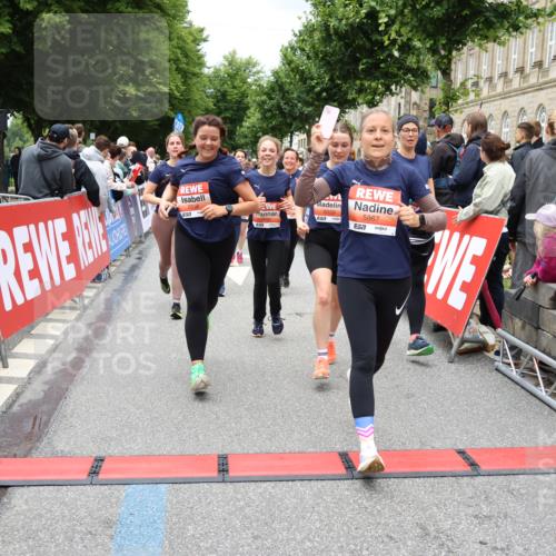 14.06.2026 - REWE Women's Run Strokosch-Dieckow http://msf.ph/oto/9778836 14.06.2026 11:03:16 Ziel 5038, 5039, 5058, 5285, 5331, 5358, 5449, 5525, 5557, 5578, 5657, 5736, 5742, 5750, 5751, 5783, 5784, 5795, 5798, 5867, 5890, 5891, 5957 meine-sportfotos.de