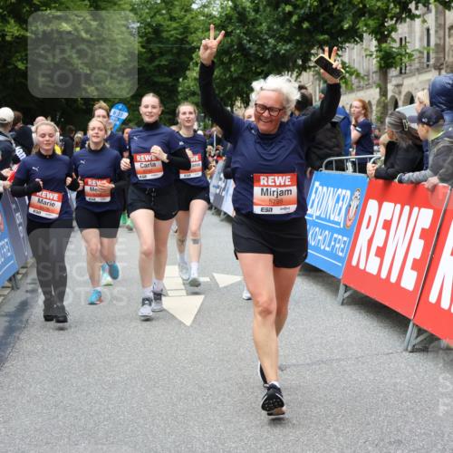 14.06.2026 - REWE Women's Run Strokosch-Dieckow http://msf.ph/oto/9778903 14.06.2026 11:03:11 Ziel 5077, 5285, 5358, 5512, 5525, 5578, 5657, 5688, 5742, 5798, 5838, 5867 meine-sportfotos.de