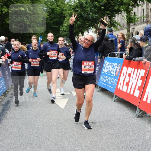 14.06.2026 - REWE Women's Run Strokosch-Dieckow http://msf.ph/oto/9778925 14.06.2026 11:03:10 Ziel 5077, 5161, 5285, 5358, 5512, 5525, 5578, 5657, 5688, 5742, 5798, 5838 meine-sportfotos.de