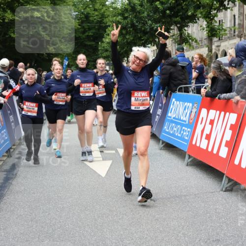 14.06.2026 - REWE Women's Run Strokosch-Dieckow http://msf.ph/oto/9778936 14.06.2026 11:03:10 Ziel 5077, 5161, 5285, 5358, 5512, 5525, 5578, 5657, 5688, 5742, 5798, 5838 meine-sportfotos.de