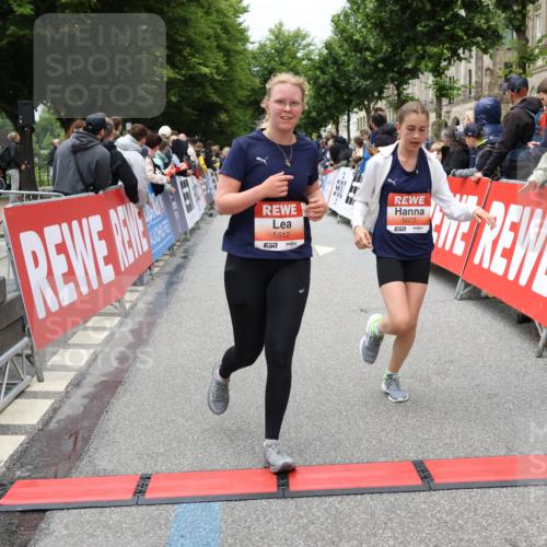 14.06.2026 - REWE Women's Run Strokosch-Dieckow http://msf.ph/oto/9778946 14.06.2026 11:03:06 Ziel 5077, 5161, 5247, 5512, 5688, 5838, 6006 meine-sportfotos.de