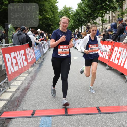 14.06.2026 - REWE Women's Run Strokosch-Dieckow http://msf.ph/oto/9778952 14.06.2026 11:03:06 Ziel 5077, 5161, 5247, 5512, 5688, 5838, 6006 meine-sportfotos.de