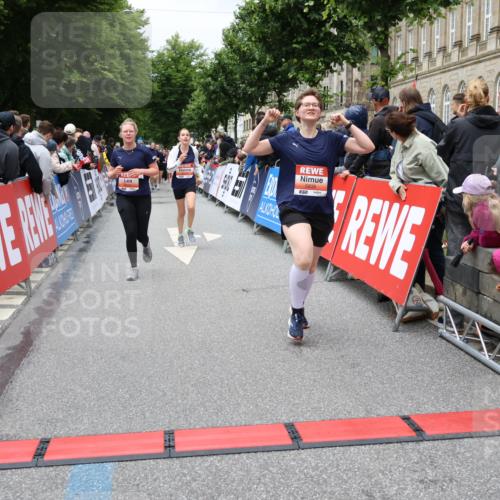 14.06.2026 - REWE Women's Run Strokosch-Dieckow http://msf.ph/oto/9778991 14.06.2026 11:03:04 Ziel 5077, 5161, 5243, 5247, 5373, 5482, 5512, 5572, 5688, 5838, 6006 meine-sportfotos.de