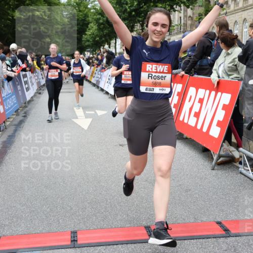 14.06.2026 - REWE Women's Run Strokosch-Dieckow http://msf.ph/oto/9779002 14.06.2026 11:03:03 Ziel 5077, 5161, 5243, 5247, 5373, 5482, 5503, 5512, 5572, 5688, 5838, 6006 meine-sportfotos.de