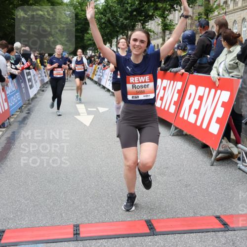 14.06.2026 - REWE Women's Run Strokosch-Dieckow http://msf.ph/oto/9779019 14.06.2026 11:03:03 Ziel 5077, 5161, 5243, 5247, 5373, 5482, 5503, 5512, 5572, 5688, 5838, 6006 meine-sportfotos.de