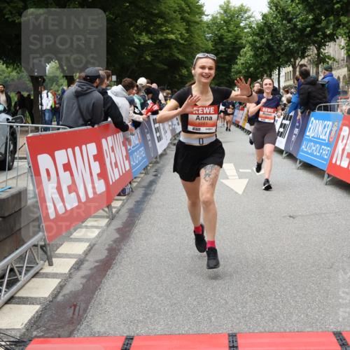 14.06.2026 - REWE Women's Run Strokosch-Dieckow http://msf.ph/oto/9779063 14.06.2026 11:03:01 Ziel 5161, 5243, 5247, 5373, 5482, 5503, 5528, 5529, 5530, 5567, 5572, 5688, 5838, 6006 meine-sportfotos.de