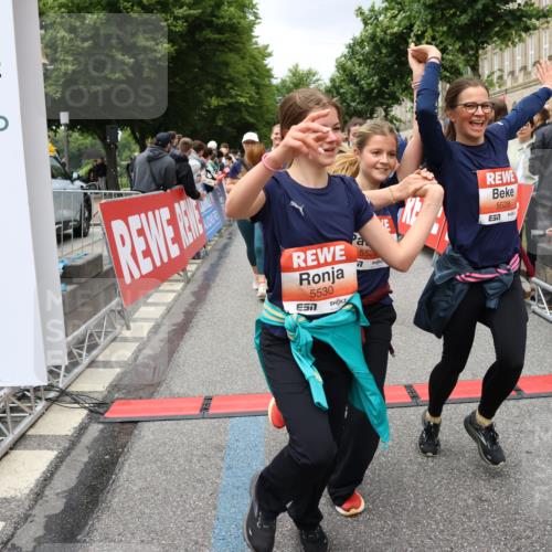 14.06.2026 - REWE Women's Run Strokosch-Dieckow http://msf.ph/oto/9779131 14.06.2026 11:02:55 Ziel 5243, 5260, 5373, 5482, 5503, 5528, 5529, 5530, 5540, 5567, 5572, 5650, 5991, 6006 meine-sportfotos.de