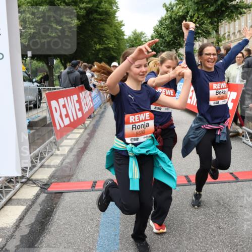 14.06.2026 - REWE Women's Run Strokosch-Dieckow http://msf.ph/oto/9779136 14.06.2026 11:02:54 Ziel 5243, 5260, 5373, 5482, 5503, 5521, 5528, 5529, 5530, 5540, 5567, 5572, 5650, 5991, 6006 meine-sportfotos.de