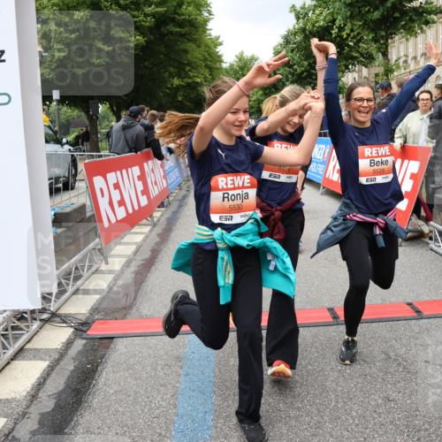 14.06.2026 - REWE Women's Run Strokosch-Dieckow http://msf.ph/oto/9779142 14.06.2026 11:02:54 Ziel 5243, 5260, 5373, 5482, 5503, 5521, 5528, 5529, 5530, 5540, 5567, 5572, 5650, 5991, 6006 meine-sportfotos.de