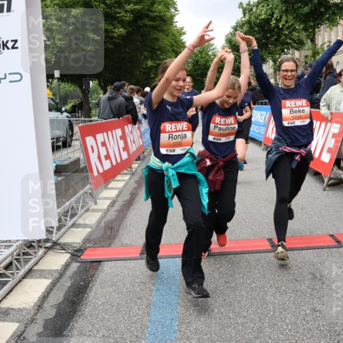 14.06.2026 - REWE Women's Run Strokosch-Dieckow http://msf.ph/oto/9779153 14.06.2026 11:02:54 Ziel 5243, 5260, 5373, 5482, 5503, 5521, 5528, 5529, 5530, 5540, 5567, 5572, 5650, 5991, 6006 meine-sportfotos.de