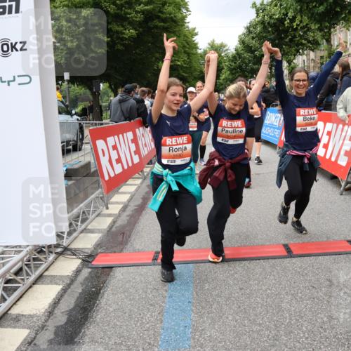 14.06.2026 - REWE Women's Run Strokosch-Dieckow http://msf.ph/oto/9779164 14.06.2026 11:02:54 Ziel 5243, 5260, 5373, 5482, 5503, 5521, 5528, 5529, 5530, 5540, 5567, 5572, 5650, 5991, 6006 meine-sportfotos.de