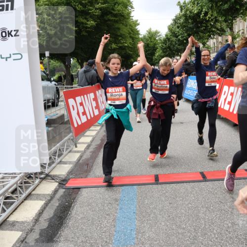 14.06.2026 - REWE Women's Run Strokosch-Dieckow http://msf.ph/oto/9779181 14.06.2026 11:02:54 Ziel 5243, 5260, 5373, 5482, 5503, 5521, 5528, 5529, 5530, 5540, 5567, 5572, 5650, 5991, 6006 meine-sportfotos.de