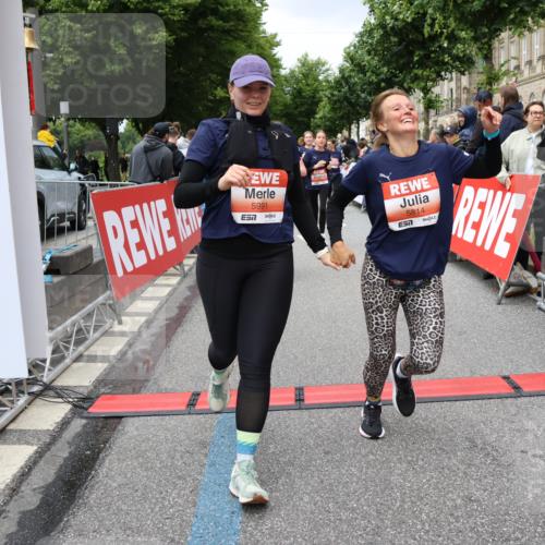 14.06.2026 - REWE Women's Run Strokosch-Dieckow http://msf.ph/oto/9779250 14.06.2026 11:02:50 Ziel 5133, 5179, 5260, 5372, 5428, 5521, 5528, 5529, 5530, 5540, 5567, 5644, 5650, 5704, 5777, 5802, 5814, 5935, 5991 meine-sportfotos.de