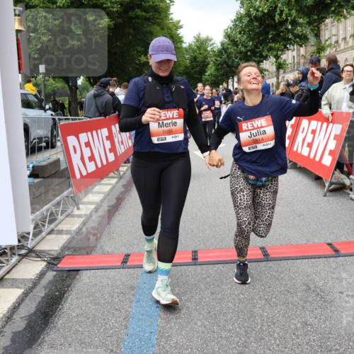 14.06.2026 - REWE Women's Run Strokosch-Dieckow http://msf.ph/oto/9779255 14.06.2026 11:02:50 Ziel 5133, 5179, 5260, 5372, 5428, 5521, 5528, 5529, 5530, 5540, 5567, 5644, 5650, 5704, 5777, 5802, 5814, 5935, 5991 meine-sportfotos.de