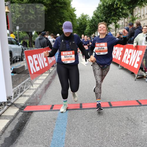 14.06.2026 - REWE Women's Run Strokosch-Dieckow http://msf.ph/oto/9779267 14.06.2026 11:02:50 Ziel 5133, 5179, 5260, 5372, 5428, 5521, 5528, 5529, 5530, 5540, 5567, 5644, 5650, 5704, 5777, 5802, 5814, 5935, 5991 meine-sportfotos.de