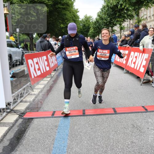 14.06.2026 - REWE Women's Run Strokosch-Dieckow http://msf.ph/oto/9779280 14.06.2026 11:02:50 Ziel 5133, 5179, 5260, 5372, 5428, 5521, 5528, 5529, 5530, 5540, 5567, 5644, 5650, 5704, 5777, 5802, 5814, 5935, 5991 meine-sportfotos.de