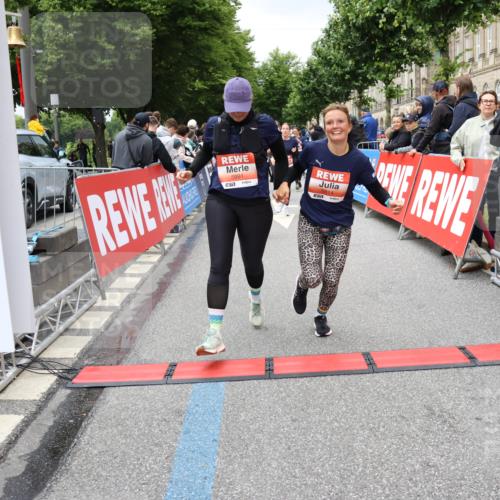 14.06.2026 - REWE Women's Run Strokosch-Dieckow http://msf.ph/oto/9779285 14.06.2026 11:02:50 Ziel 5133, 5179, 5260, 5372, 5428, 5521, 5528, 5529, 5530, 5540, 5567, 5644, 5650, 5704, 5777, 5802, 5814, 5935, 5991 meine-sportfotos.de