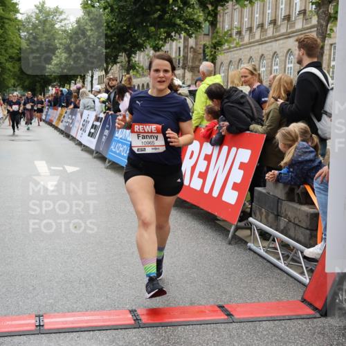 14.06.2026 - REWE Women's Run Strokosch-Dieckow http://msf.ph/oto/9786474 14.06.2026 10:07:44 Ziel 10861, 10924, 10965, 11077 meine-sportfotos.de