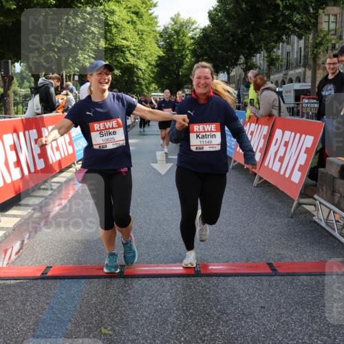 14.06.2026 - REWE Women's Run Strokosch-Dieckow http://msf.ph/oto/9787197 14.06.2026 10:14:01 Ziel 10384, 10625, 11149 meine-sportfotos.de