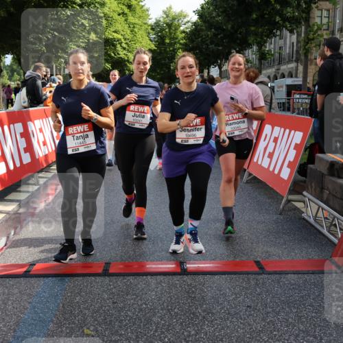 14.06.2026 - REWE Women's Run Strokosch-Dieckow http://msf.ph/oto/9787223 14.06.2026 10:14:12 Ziel 10040, 10241, 10321, 10384, 10458, 10498, 10536, 10555, 10596, 11251, 11445 meine-sportfotos.de