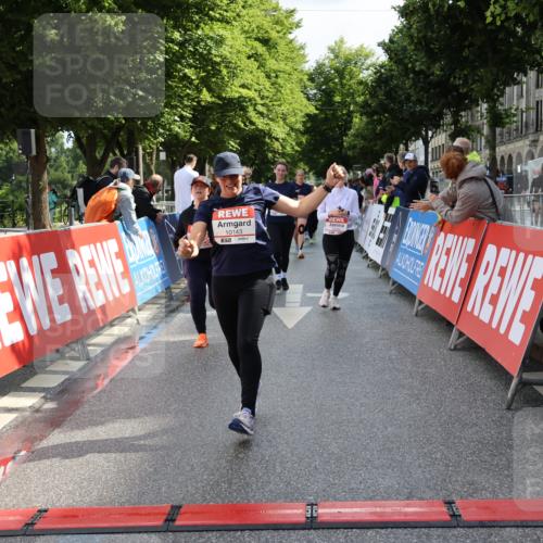14.06.2026 - REWE Women's Run Strokosch-Dieckow http://msf.ph/oto/9787462 14.06.2026 10:16:22 Ziel 10037, 10038, 10143, 10200, 10289, 11061, 11072, 11085 meine-sportfotos.de