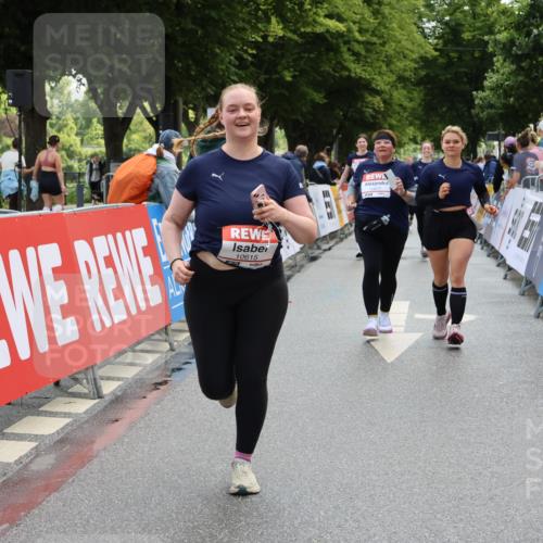 14.06.2026 - REWE Women's Run Strokosch-Dieckow http://msf.ph/oto/9787590 14.06.2026 10:17:54 Ziel 10316, 10615, 10877 meine-sportfotos.de