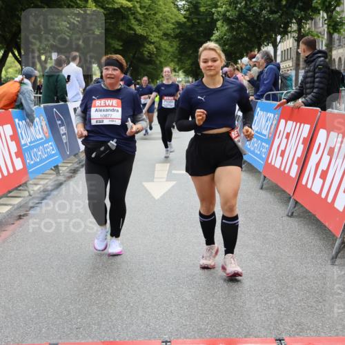 14.06.2026 - REWE Women's Run Strokosch-Dieckow http://msf.ph/oto/9787595 14.06.2026 10:17:56 Ziel 10316, 10615, 10797, 10807, 10877 meine-sportfotos.de