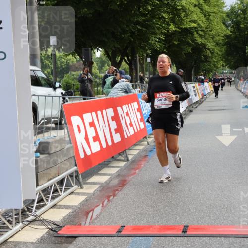 14.06.2026 - REWE Women's Run Strokosch-Dieckow http://msf.ph/oto/9787915 14.06.2026 10:22:52 Ziel 10305, 10731, 11373 meine-sportfotos.de