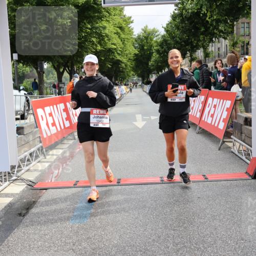 14.06.2026 - REWE Women's Run Strokosch-Dieckow http://msf.ph/oto/9788000 14.06.2026 10:24:16 Ziel 10401, 10403 meine-sportfotos.de