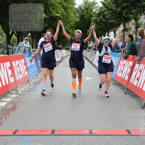 14.06.2026 - REWE Women's Run Strokosch-Dieckow http://msf.ph/oto/9788090 14.06.2026 10:27:01 Ziel 10484, 11230, 11232 meine-sportfotos.de