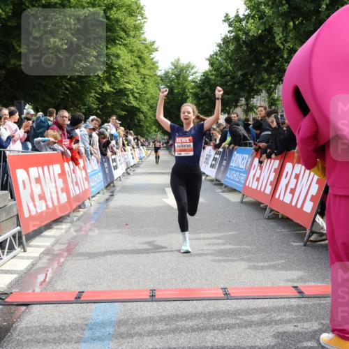 14.06.2026 - REWE Women's Run Strokosch-Dieckow http://msf.ph/oto/9788362 14.06.2026 10:51:18 Ziel 5007, 5068 meine-sportfotos.de