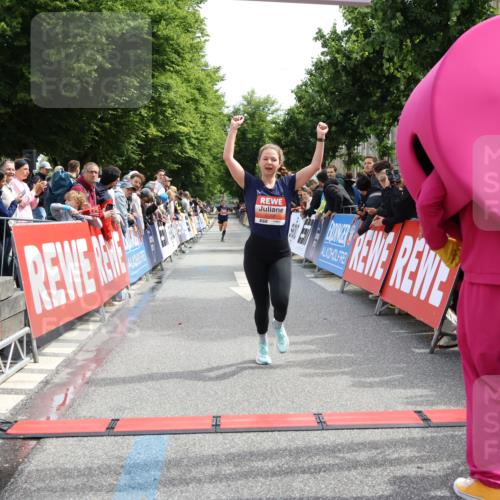 14.06.2026 - REWE Women's Run Strokosch-Dieckow http://msf.ph/oto/9788364 14.06.2026 10:51:18 Ziel 5007, 5068 meine-sportfotos.de