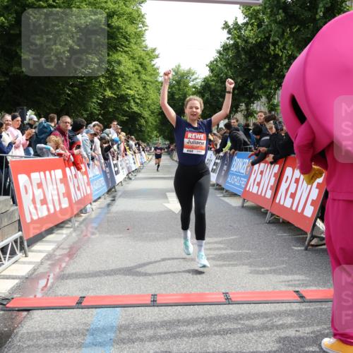 14.06.2026 - REWE Women's Run Strokosch-Dieckow http://msf.ph/oto/9788365 14.06.2026 10:51:18 Ziel 5007, 5068 meine-sportfotos.de