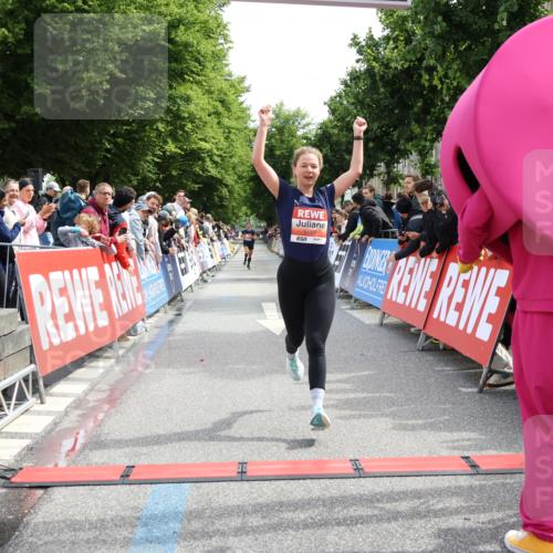 14.06.2026 - REWE Women's Run Strokosch-Dieckow http://msf.ph/oto/9788366 14.06.2026 10:51:18 Ziel 5007, 5068 meine-sportfotos.de
