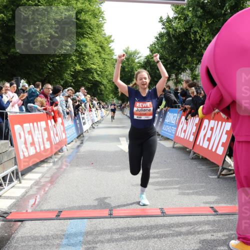 14.06.2026 - REWE Women's Run Strokosch-Dieckow http://msf.ph/oto/9788368 14.06.2026 10:51:18 Ziel 5007, 5068 meine-sportfotos.de