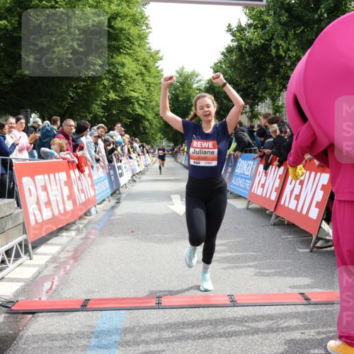 14.06.2026 - REWE Women's Run Strokosch-Dieckow http://msf.ph/oto/9788369 14.06.2026 10:51:18 Ziel 5007, 5068 meine-sportfotos.de