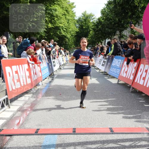 14.06.2026 - REWE Women's Run Strokosch-Dieckow http://msf.ph/oto/9788371 14.06.2026 10:51:23 Ziel 5007, 5068, 5263 meine-sportfotos.de