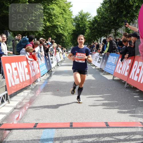 14.06.2026 - REWE Women's Run Strokosch-Dieckow http://msf.ph/oto/9788372 14.06.2026 10:51:23 Ziel 5007, 5068, 5263 meine-sportfotos.de