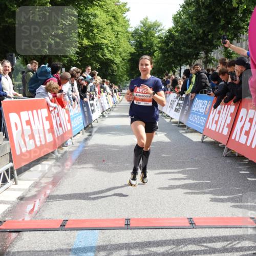14.06.2026 - REWE Women's Run Strokosch-Dieckow http://msf.ph/oto/9788373 14.06.2026 10:51:23 Ziel 5007, 5068, 5263 meine-sportfotos.de