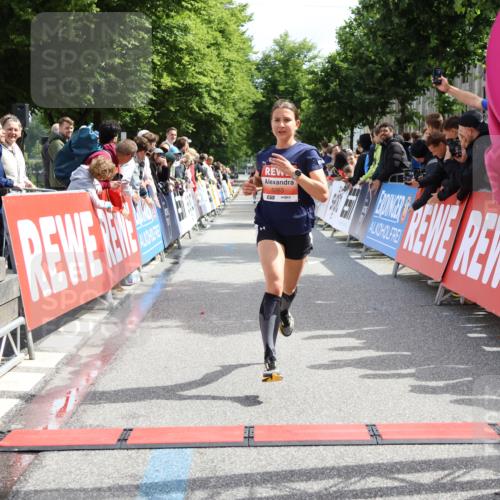14.06.2026 - REWE Women's Run Strokosch-Dieckow http://msf.ph/oto/9788374 14.06.2026 10:51:23 Ziel 5007, 5068, 5263 meine-sportfotos.de