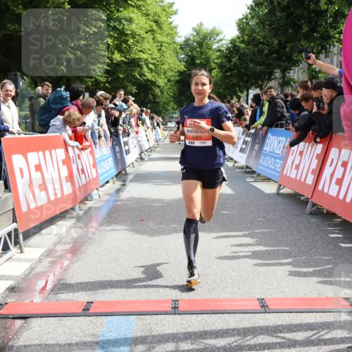 14.06.2026 - REWE Women's Run Strokosch-Dieckow http://msf.ph/oto/9788375 14.06.2026 10:51:24 Ziel 5068, 5263 meine-sportfotos.de