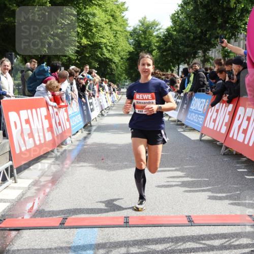 14.06.2026 - REWE Women's Run Strokosch-Dieckow http://msf.ph/oto/9788376 14.06.2026 10:51:24 Ziel 5068, 5263 meine-sportfotos.de
