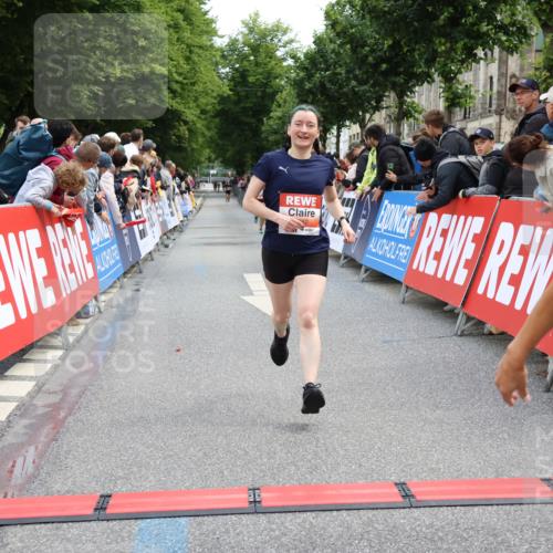 14.06.2026 - REWE Women's Run Strokosch-Dieckow http://msf.ph/oto/9788405 14.06.2026 10:52:02 Ziel 5093, 5982, 5995 meine-sportfotos.de