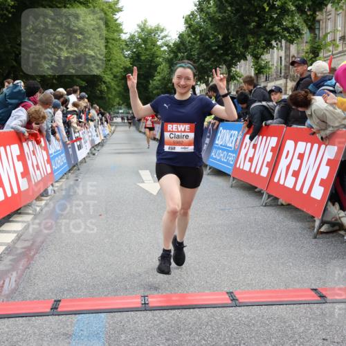 14.06.2026 - REWE Women's Run Strokosch-Dieckow http://msf.ph/oto/9788409 14.06.2026 10:52:02 Ziel 5093, 5982, 5995 meine-sportfotos.de